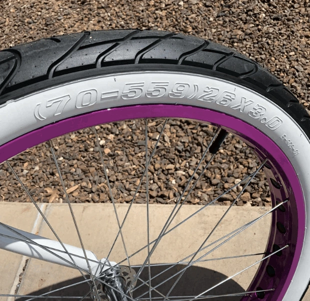 Neumáticos Whitewall 26x3 Wide Ride: ¡Doble Pack de Belleza Rodante! Explora sin límites con estilo.